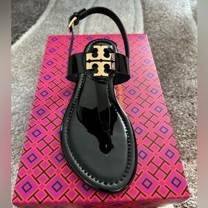 Tory Burch Claire Flat Thong Sandal/Patent Leather Perfect Black